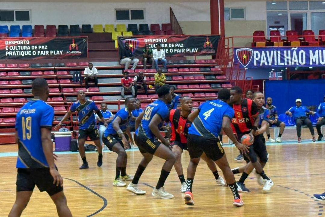 Mais um ataque do 1.º de Agosto num jogo muito equilibrado com o Interclube