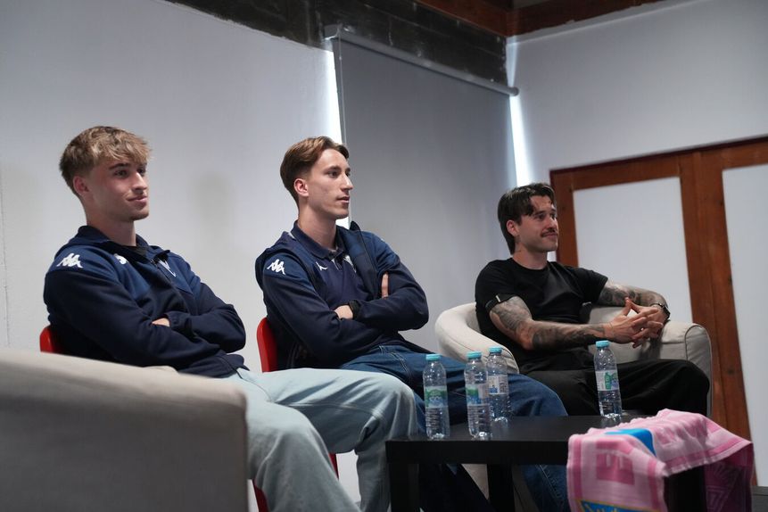 Jan Montes, Miguel Salgado e Ricard Sánchez protagonizaram uma 'conferência' para os estudantes de espanhol numa escola em Alcabideche. Foto: Estoril Praia SAD