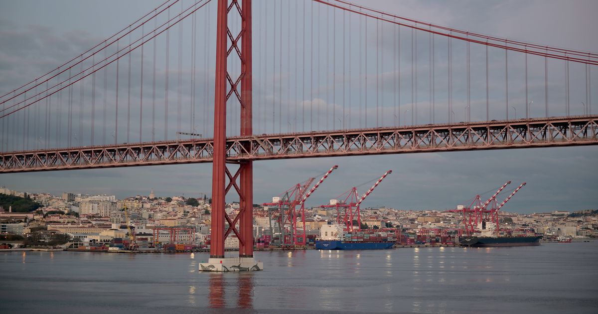 Choque entre camião e mota causa um morto na Ponte 25 de Abril