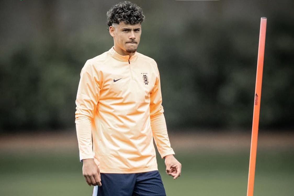 Maxi Araújo a treinar pela seleção do Uruguai no centro de treinos do... Arsenal - Foto: INSTAGRAM/MAXI ARAÚJO