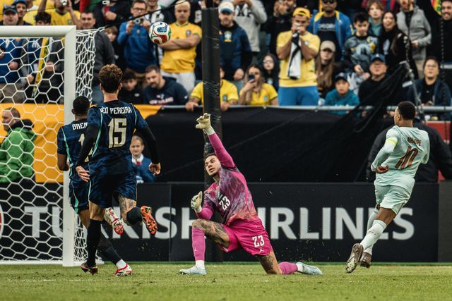 França prova estar um degrau acima do Brasil