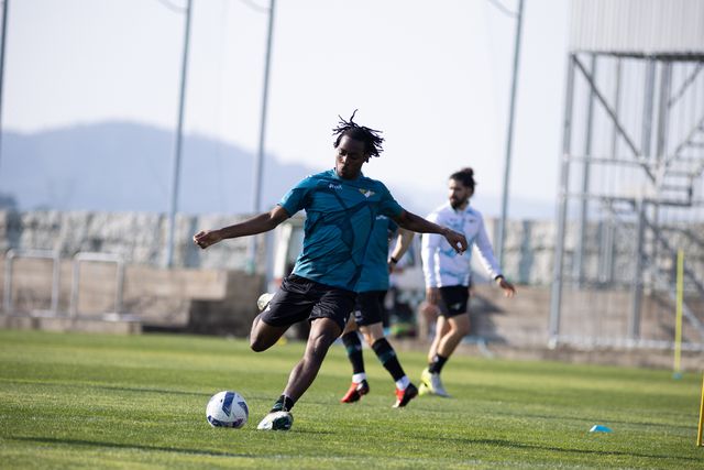 O defesa-central Harold William no treino dos cónegos - Foto: Moreirense FC