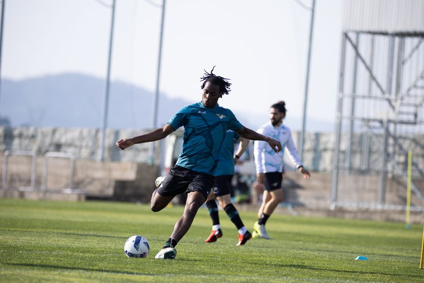 O defesa-central Harold William no treino dos cónegos - Foto: Moreirense FC