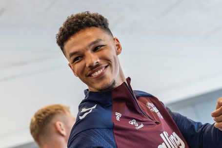 Alexander Bah recuperou o sorriso depois de um ano difícil — Foto: Herrelandsholdet/Intagram