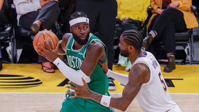 Neemias Queta recebe presente de Nuno Gomes e Jorge Andrade