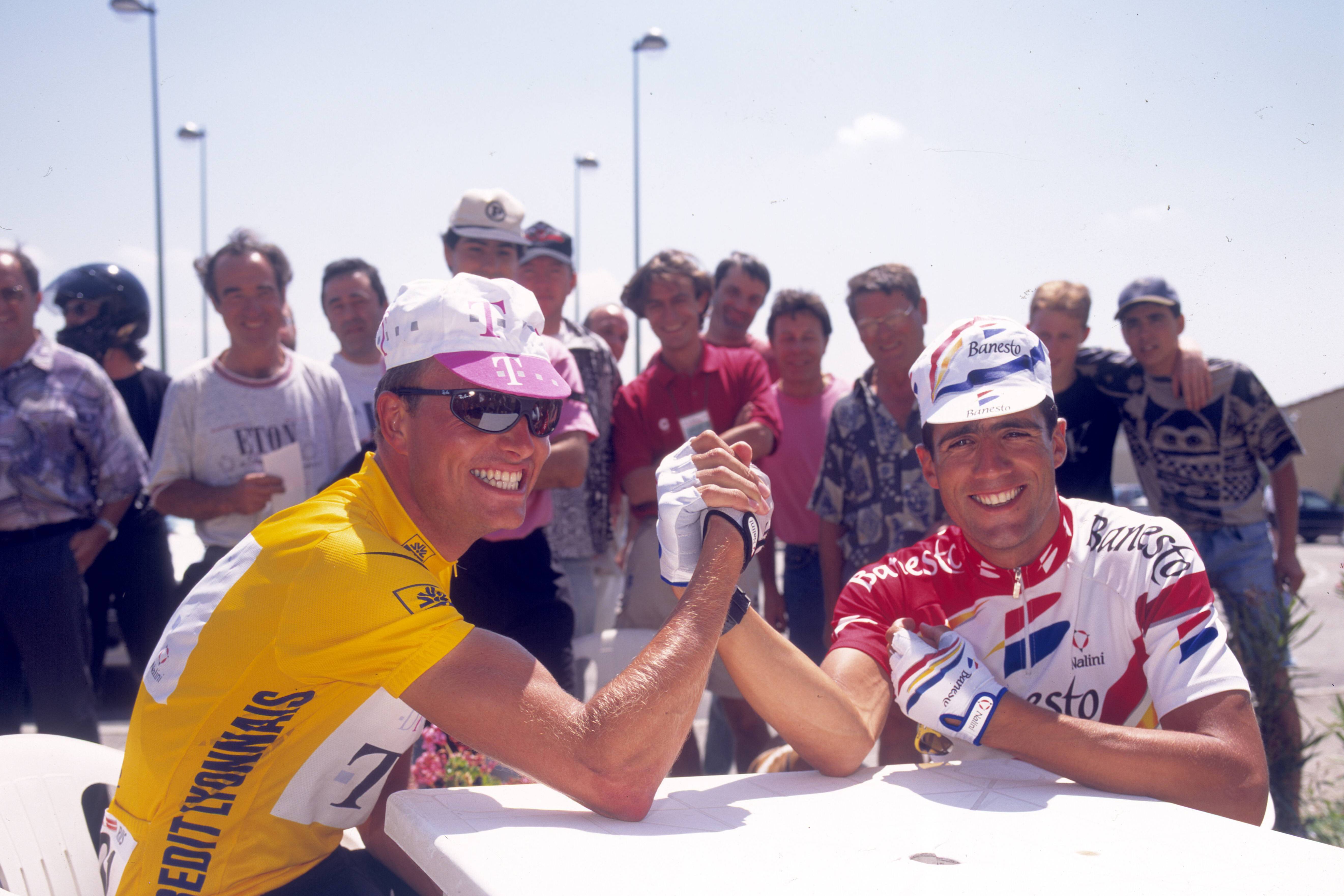 Bjarne Riis e Indurain durante o Tour de France 1996. IMAGO