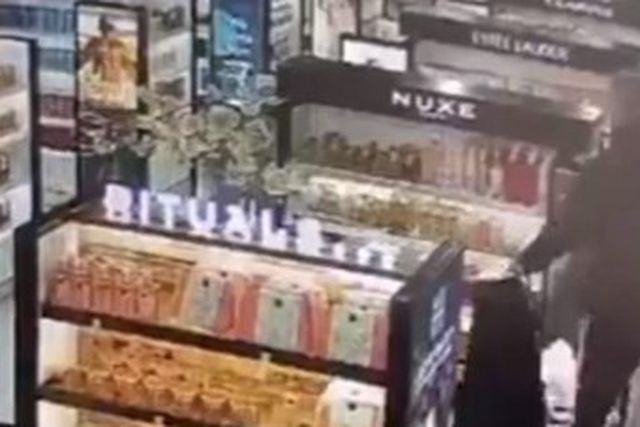 Árbitro da Euroliga (literalmente) a... roubar