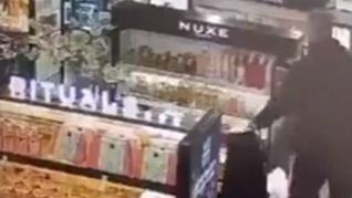 Árbitro da Euroliga (literalmente) a... roubar