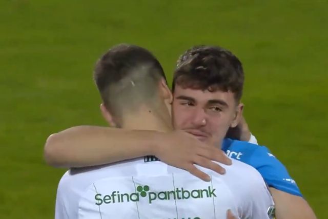 Vídeo: a emocionante estreia de jogador de 16 anos frente ao irmão