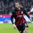 Mercado (oficial): Frankfurt ativa opção de compra por Ekitiké ao PSG