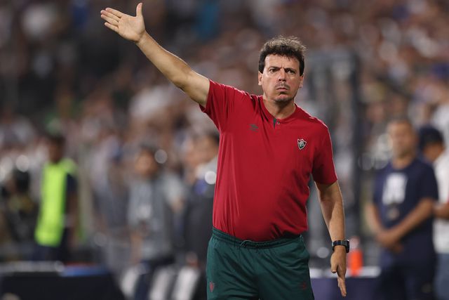 Fernando Diniz queixa-se do... «excelente relvado» do estádio do Corinthians