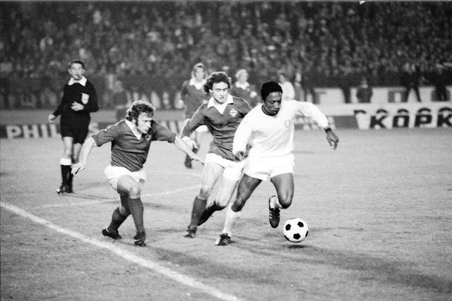 Rui Jordão, antigo avançado de, por exemplo, Benfica e Sporting, tem a bola controlada perante a forte pressão de dois jogadores da Irlanda do Norte