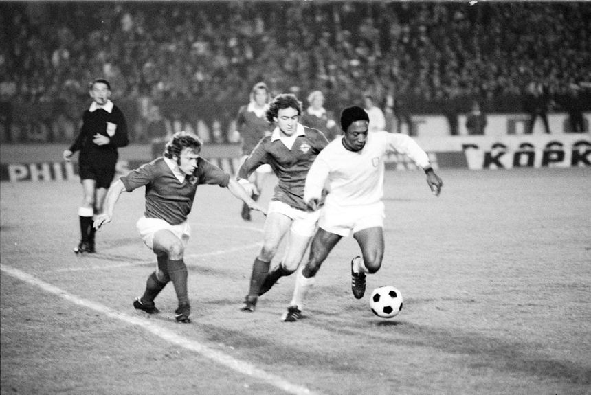 Rui Jordão, antigo avançado de, por exemplo, Benfica e Sporting, tem a bola controlada perante a forte pressão de dois jogadores da Irlanda do Norte