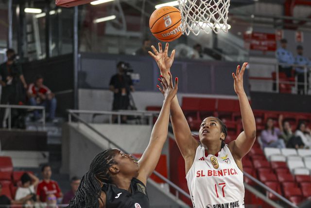 Jogo de basquetebol feminino entre Benfica e Quinta dos Lombos