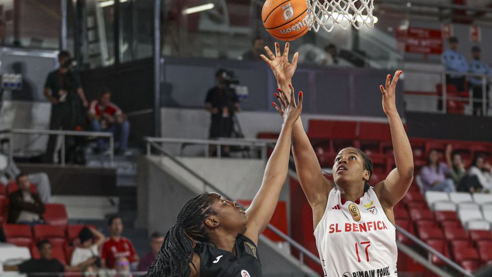 Jogo de basquetebol feminino entre Benfica e Quinta dos Lombos