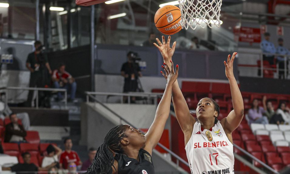 Jogo de basquetebol feminino entre Benfica e Quinta dos Lombos