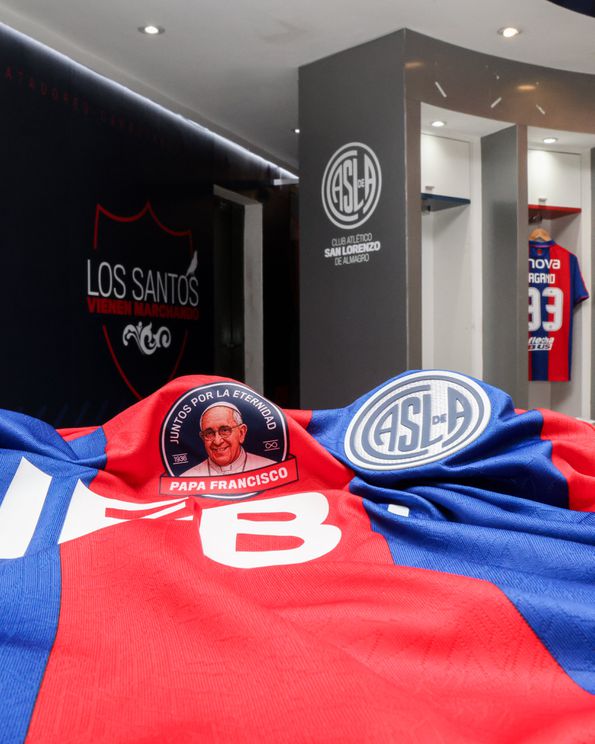 A camisola de homenagem do San Lorenzo ao Papa Francisco