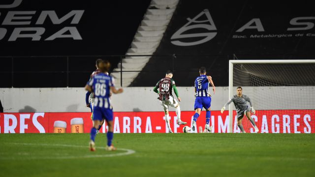 Kikas bateu Cláudio Ramos (Foto: Miguel Nunes)