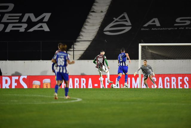 Kikas bateu Cláudio Ramos (Foto: Miguel Nunes)