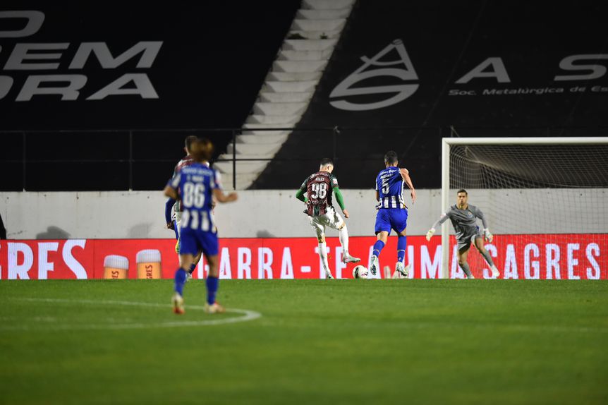 Kikas bateu Cláudio Ramos (Foto: Miguel Nunes)