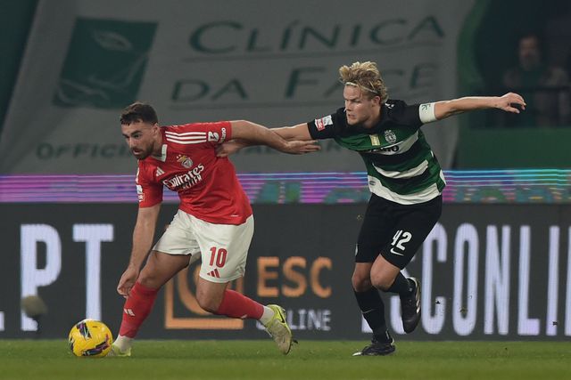 Kokçu, médio turco do Benfica, tenta escapar à marcação de Hjulmand, capitão do Sporting, no dérbi de 29 de dezembro do ano passado que sorriu aos leões, por 1-0, golo de Geny Catamo