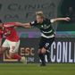 Kokçu, médio turco do Benfica, tenta escapar à marcação de Hjulmand, capitão do Sporting, no dérbi de 29 de dezembro do ano passado que sorriu aos leões, por 1-0, golo de Geny Catamo