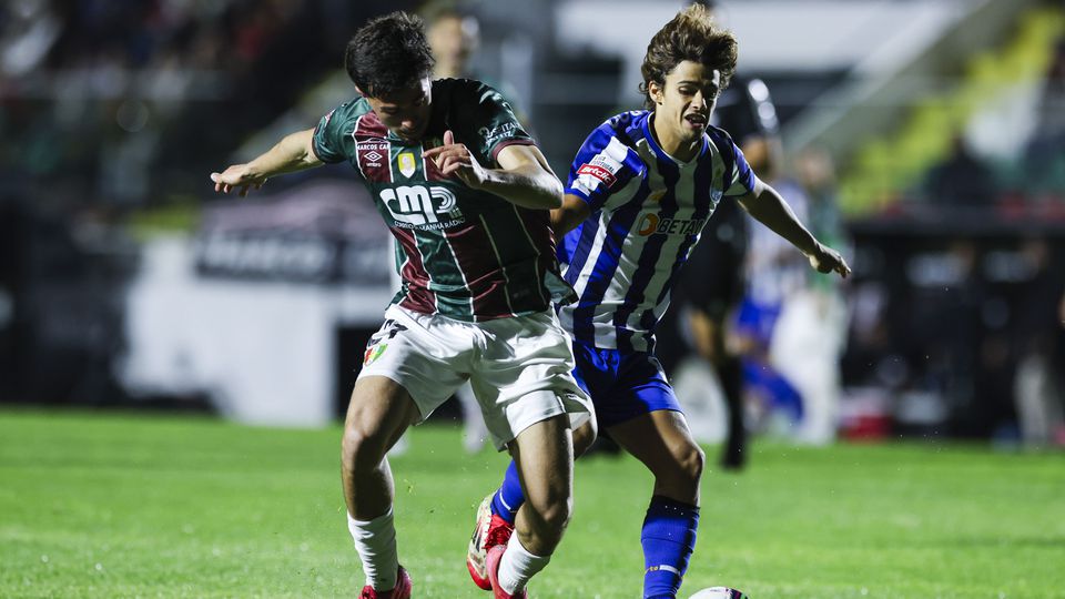 Criativo dos dragões andou quase sempre sozinho no ataque à baliza dos tricolores (Foto: José Sena Goulão/LUSA)
