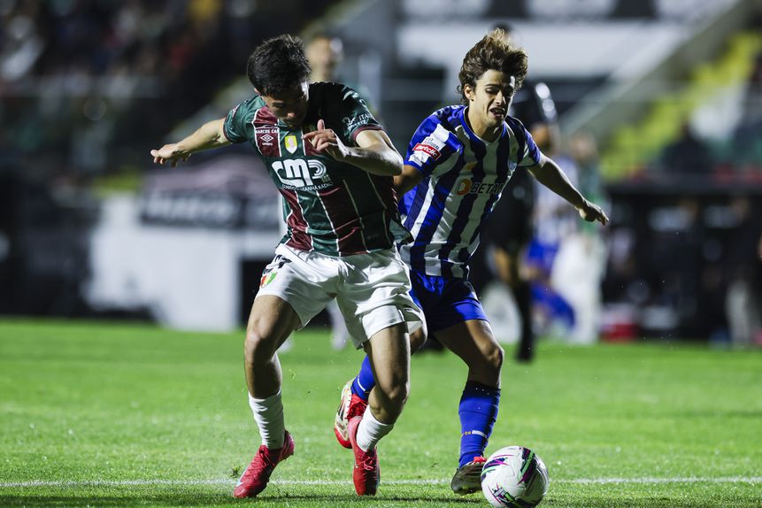 Criativo dos dragões andou quase sempre sozinho no ataque à baliza dos tricolores (Foto: José Sena Goulão/LUSA)