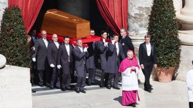 Milhares de fiéis no Vaticano no último adeus ao Papa Francisco (fotos)