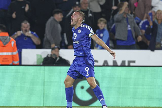 Jamie Vardy, que vai dizer adeus ao Leicester após 13 épocas, a festejar golo