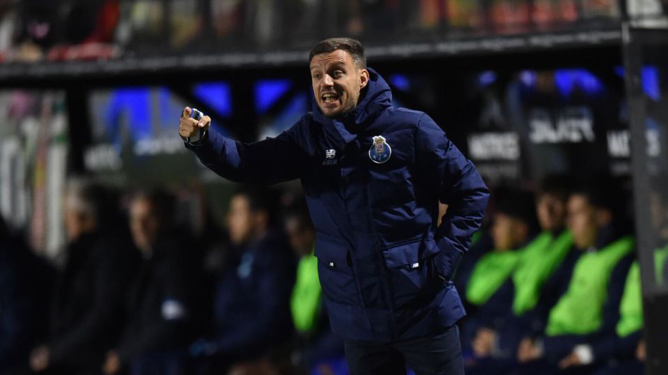 Martín Anselmi grita com os jogadores do FC Porto na Reboleira