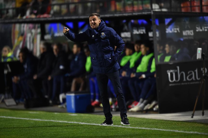 Martín Anselmi grita com os jogadores do FC Porto na Reboleira