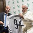 Momento em que Gianni Infantino oferece camisola ao Papa Francisco