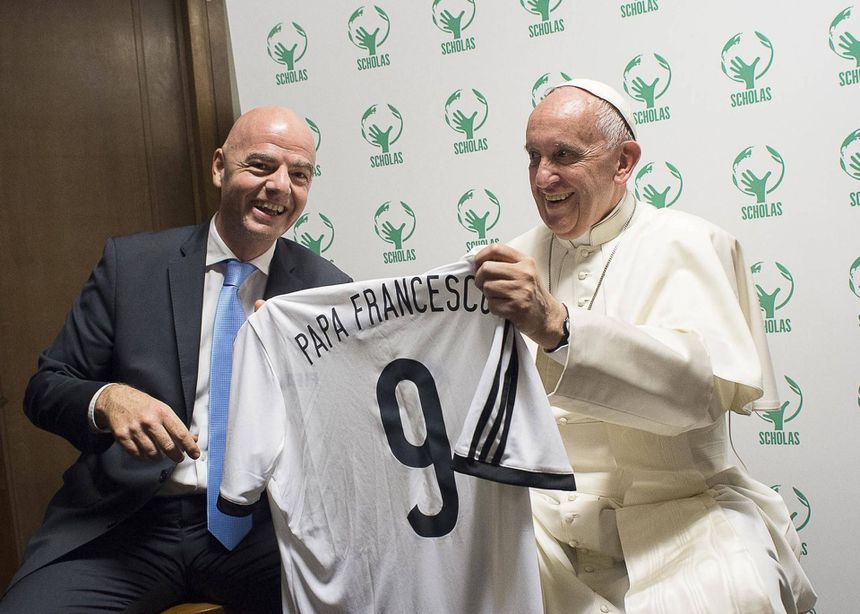Momento em que Gianni Infantino oferece camisola ao Papa Francisco
