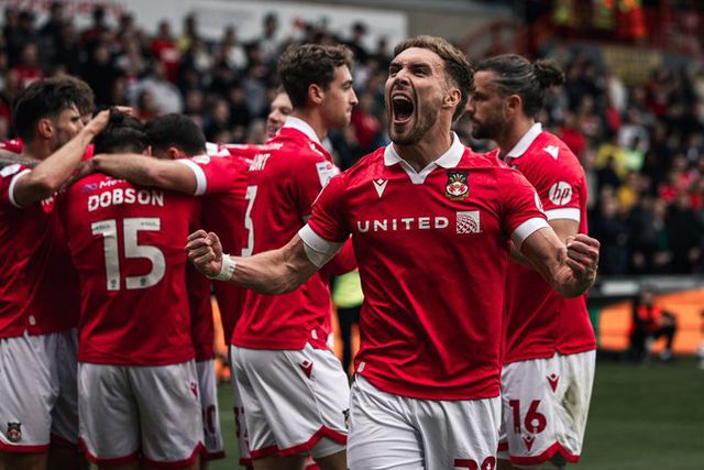 Ryan Reynolds serviu cervejas e o Wrexham fez história