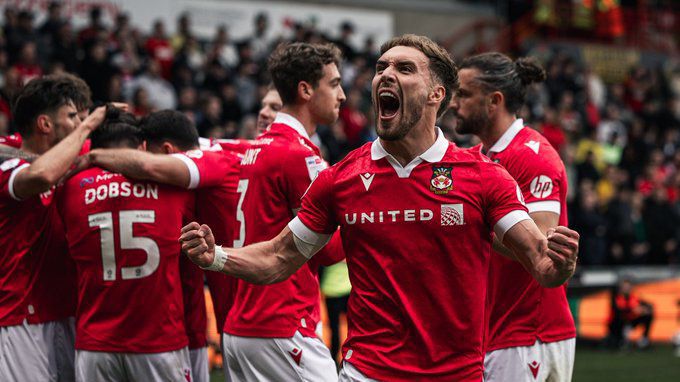 Ryan Reynolds serviu cervejas e o Wrexham fez história