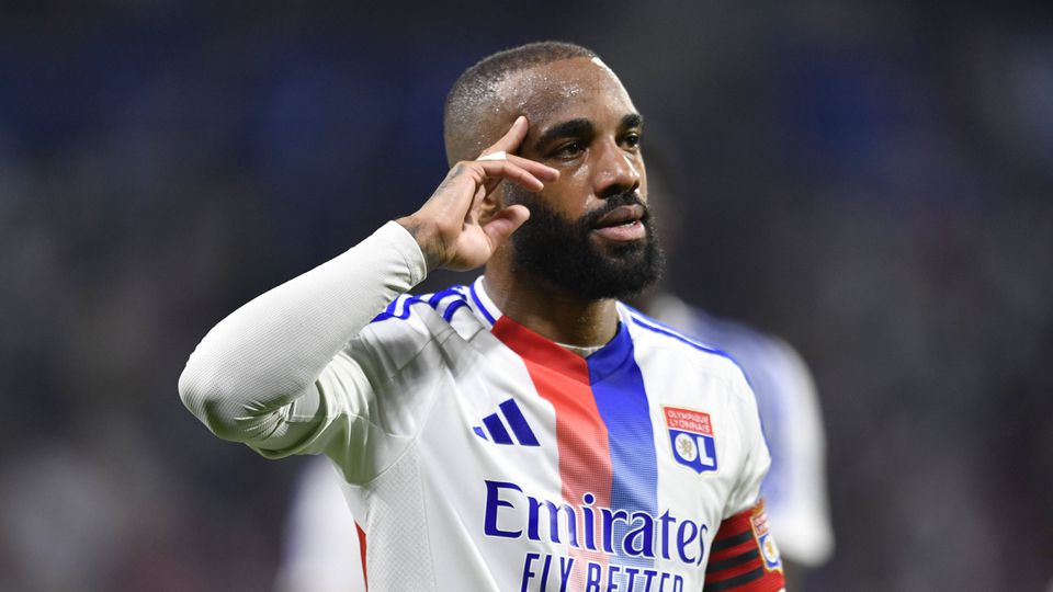Lyon vence e continua na luta pela UEFA Champions League
