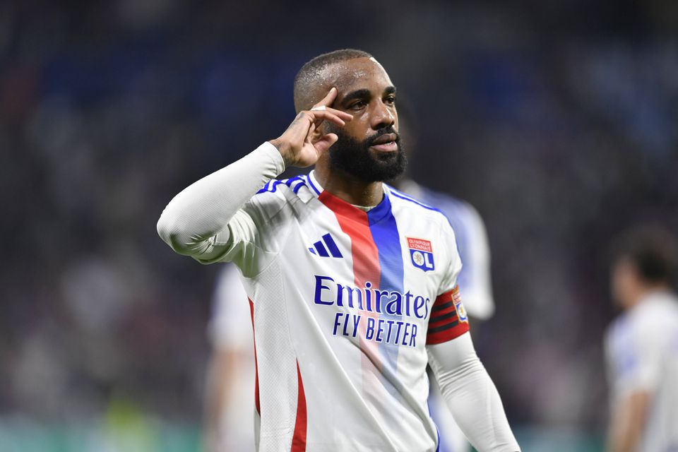 Lyon vence e continua na luta pela UEFA Champions League