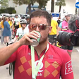 Hazard bebe uma cerveja após uma corrida de ciclismo