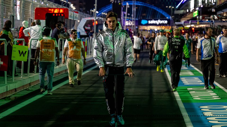 George Russell, da Mercedes, no paddock de Jeddah