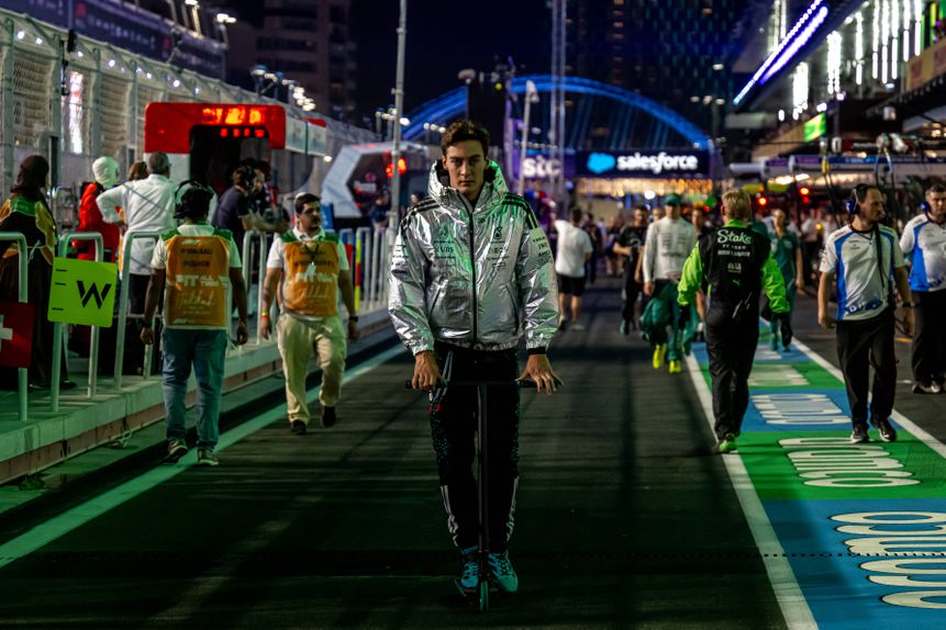 George Russell, da Mercedes, no paddock de Jeddah