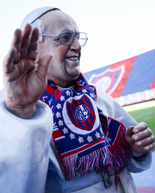 A estátua do Pap Francisco feita pelo San Lorenzo
