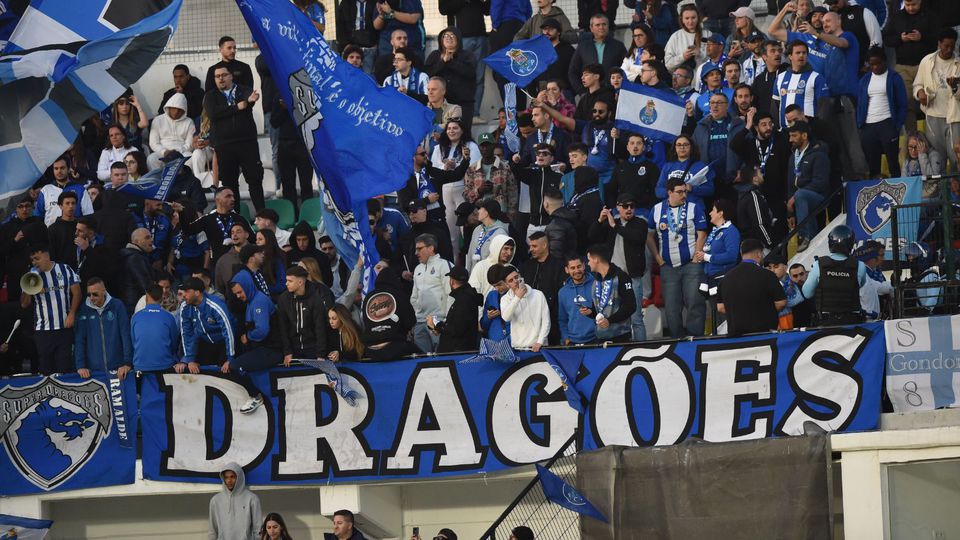 Adeptos não perdoaram a derrota dos azuis e brancos diante dos tricolores (Foto: Miguel Nunes)