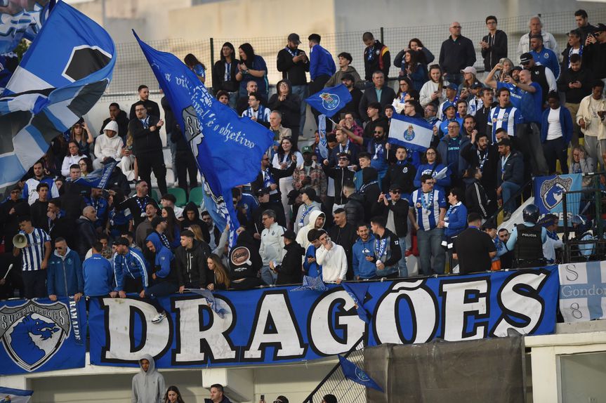 Adeptos não perdoaram a derrota dos azuis e brancos diante dos tricolores (Foto: Miguel Nunes)