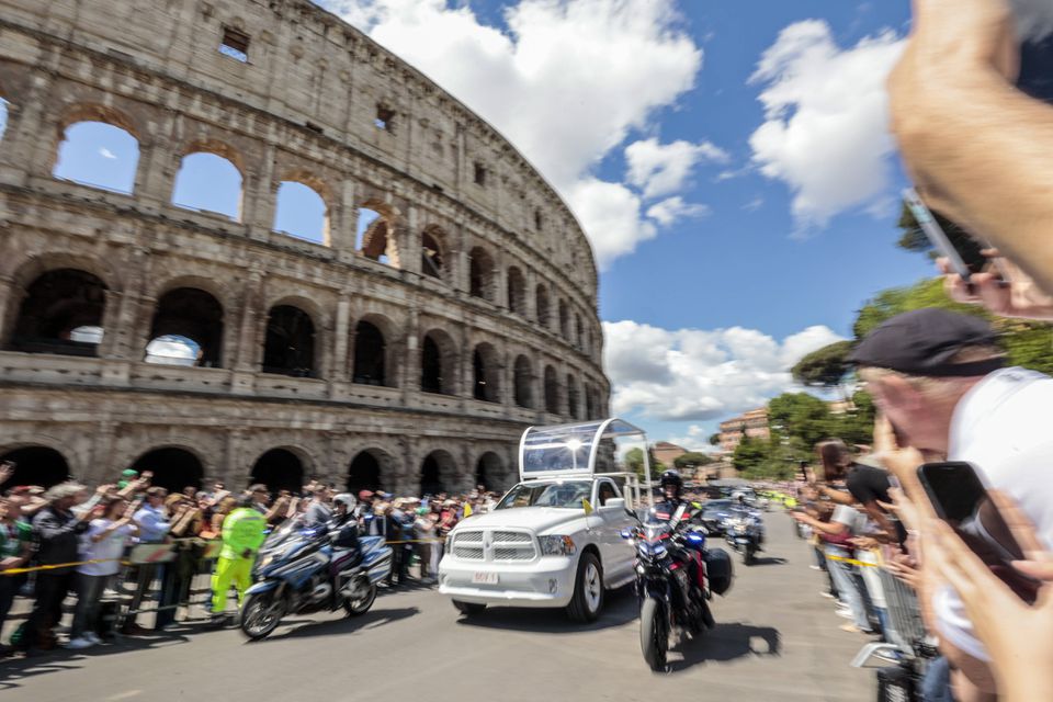 Papa já foi sepultado, Roma saiu à rua para o último adeus (fotos)