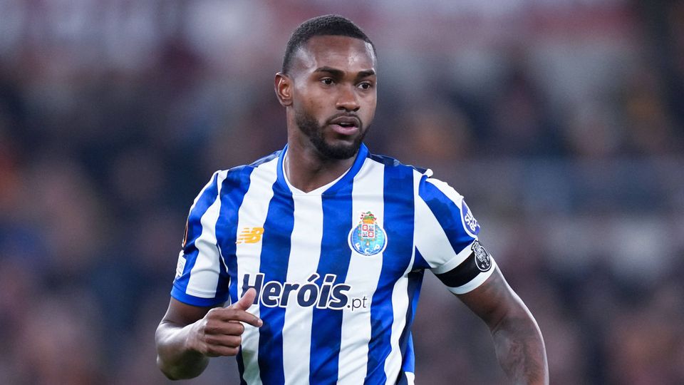 Otávio, 23 anos, defesa-central brasileiro do FC Porto