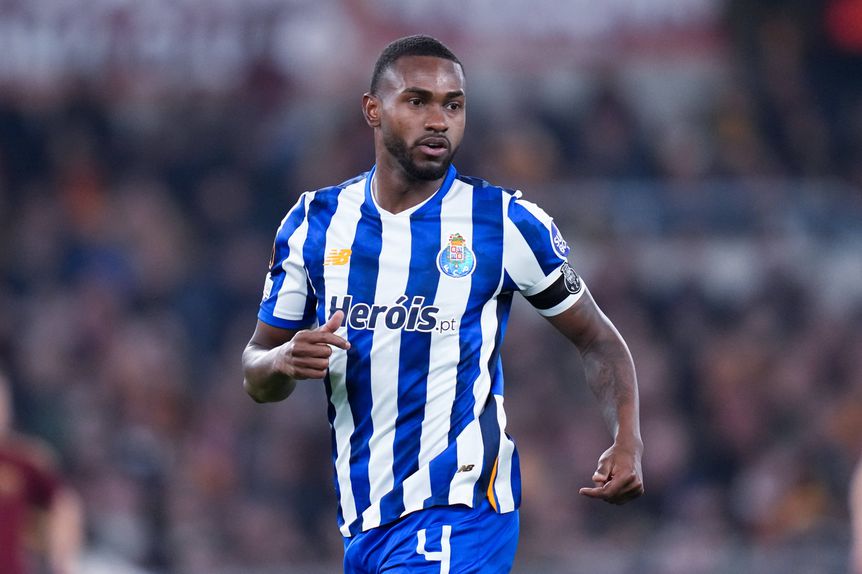 Otávio, 23 anos, defesa-central brasileiro do FC Porto