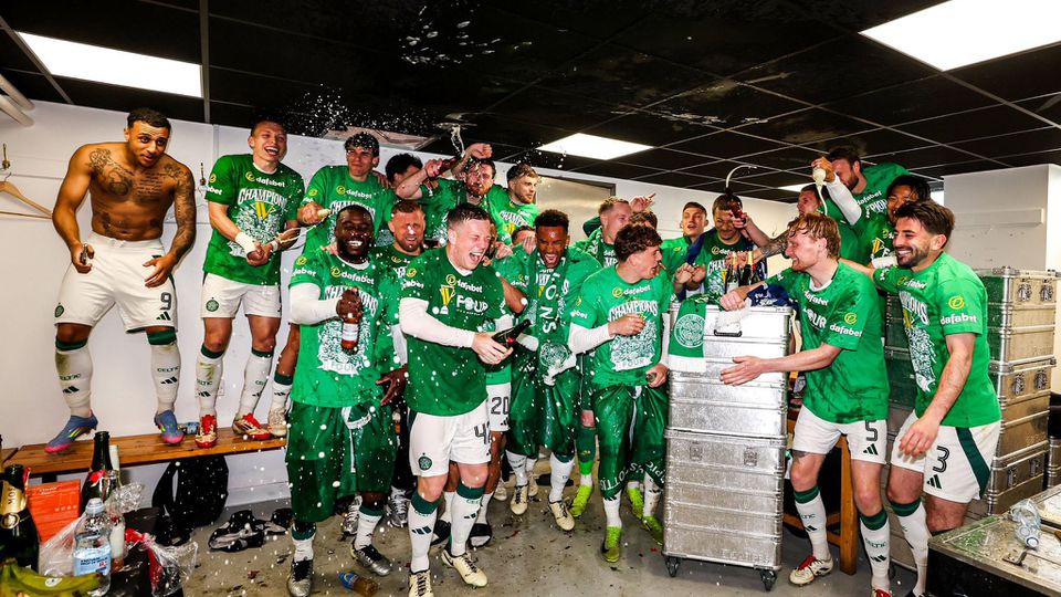 Jogadores do Celtic celebram o títutlo conquistado no balenários, saltando e abrindo garrafas de champanhe