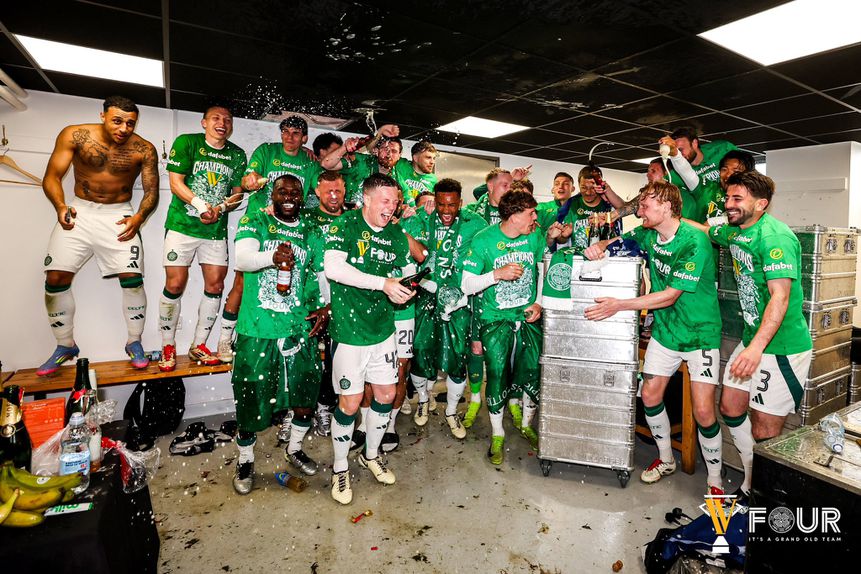 Jogadores do Celtic celebram o títutlo conquistado no balenários, saltando e abrindo garrafas de champanhe