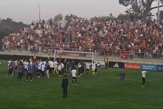 'Invasão' madeirense: Marítimo festeja subida à Liga no Benfica Campus